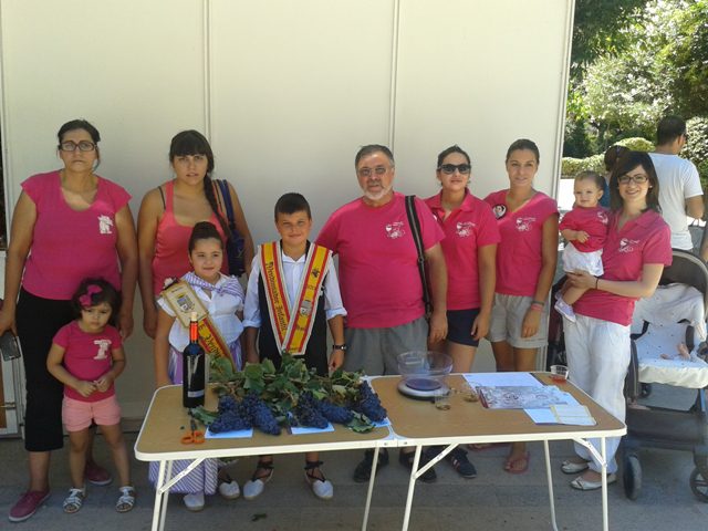 Peña organizadora con la uvas presentadas al concurso