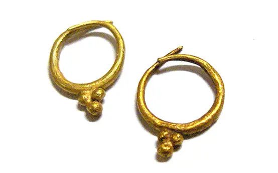 Pendientes de oro íberos con forma de racimo