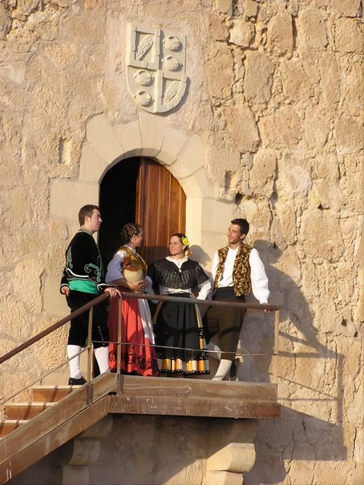 En la puerta del Castillo de Jumilla. Archivo del Grupo de Coros y Danzas Francisco Salzillo de Jumilla